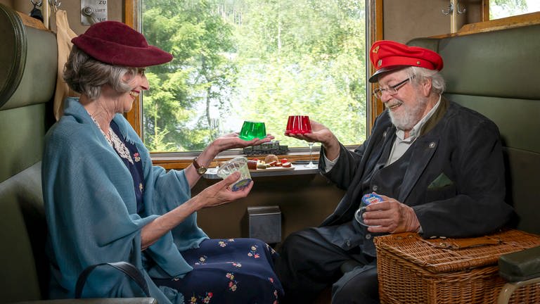 Hermann und Irene sitzen in einem historischen Zugabteil