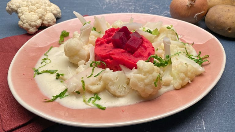 Blumenkohl in Käsesauce mit Kartoffel-Rote Bete-Püree