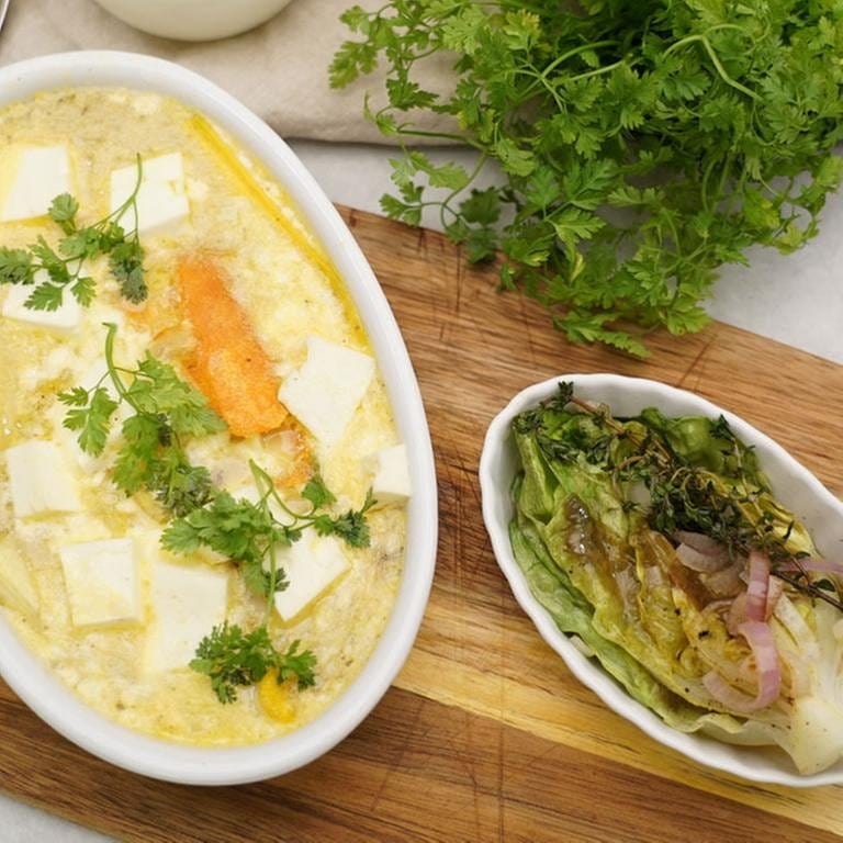 Möhrenfrittata mit gebratenem Kopfsalat