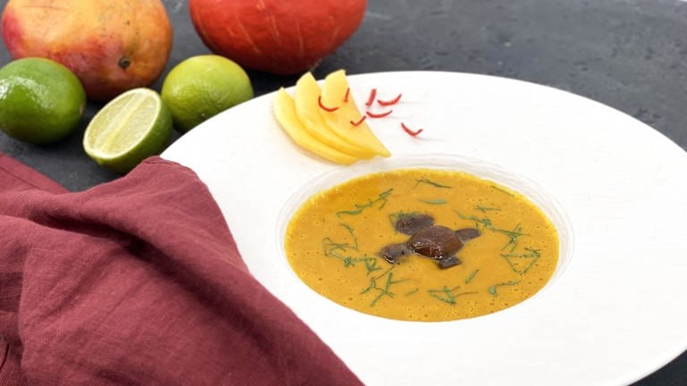 Cremige Kürbissuppe mit Mango und Maronen
