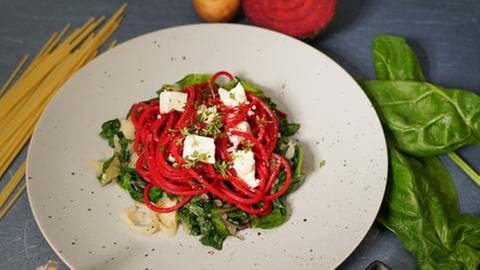 Rote Spaghetti mit Spinat und Feta