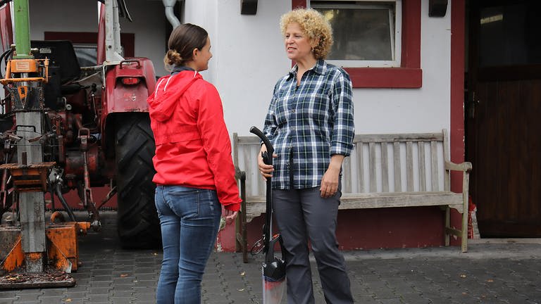 Jenny und Bea stehen hinter Karls Traktor (Foto: SWR, Johannes Krieg)
