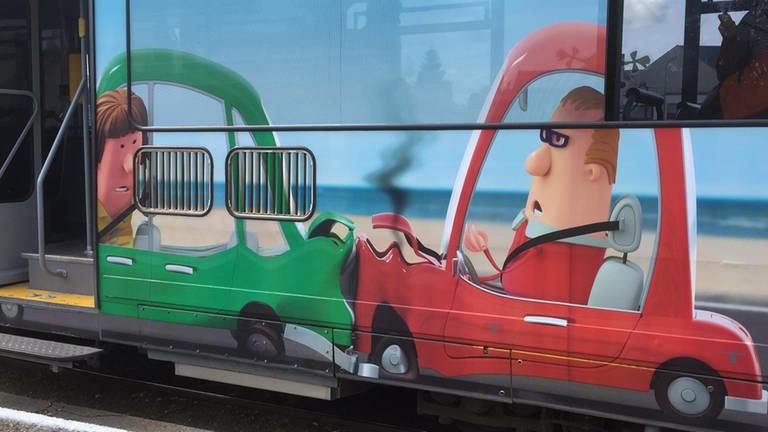 Vermeidbar, wenn man die Straßenbahn benutzt (Werbeaufdruck auf Kusttram). (Foto: SWR, Susanne Mayer-Hagmann)