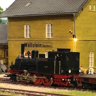Vor dem Bahnhof in Wöllstein hält die preußische T 3 als H0-Modell. 