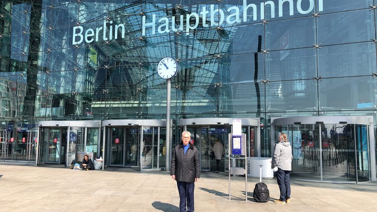 Heinz Dürr vor dem Berliner Hauptbahnhof. Vor 30 Jahren eröffnete er als Bahnvorstand den Schnellverkehr in Deutschland.