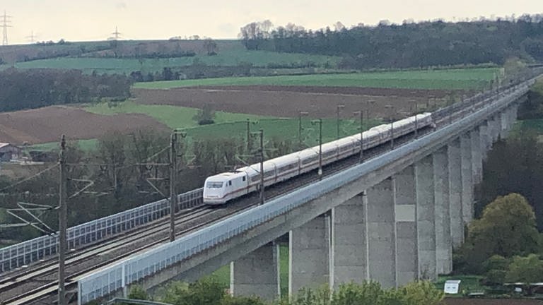 1991 wurden die beiden Neubaustrecken Hannover-Würzburg und Mannheim-Stuttgart eröffnet. Unser Bild zeigt einen ICE 1 auf dem Enztalviadukt zwischen Stuttgart und VaihingenEnz.