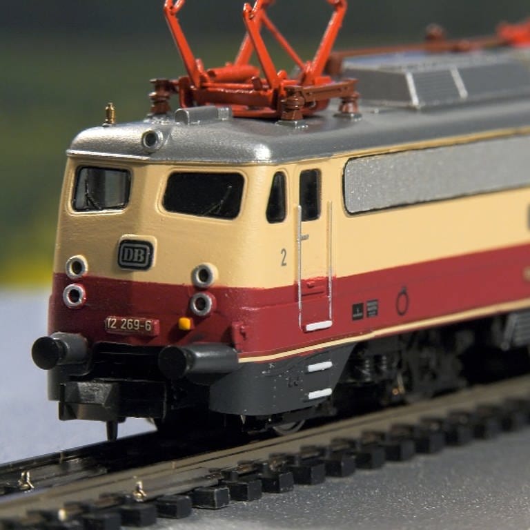Minitrix feiert 50 Jahre InterCity-Verkehr u.a. mit einer Nachbildung des IC 142. Gezogen wird der Zug von einer Baureihe 112, bekannt als „Bügelfalte“.
