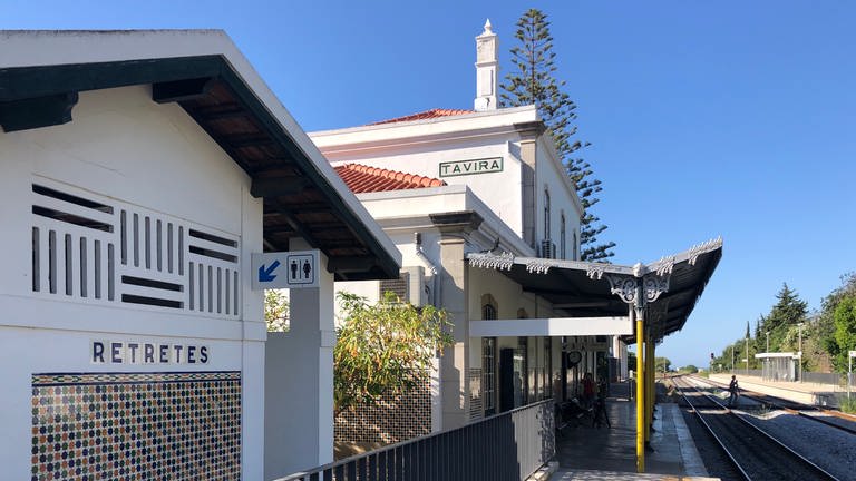 Ein typischer portugiesischer Bahnhof mit lauter schmückenden Verzierungen.