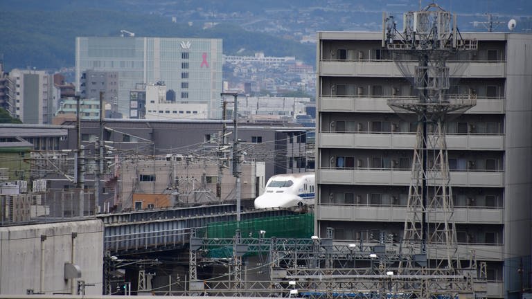 Die hohen Betontrassen des Shinkansen ziehen sich mitten durchs Häusermeer.