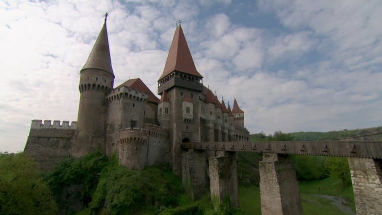 Die Burg Hunedoara, Touristenmagnet für Besucher auf den Spuren von Graf Dracula. (Foto: SWR, Ildico Wille und Grit Merten)