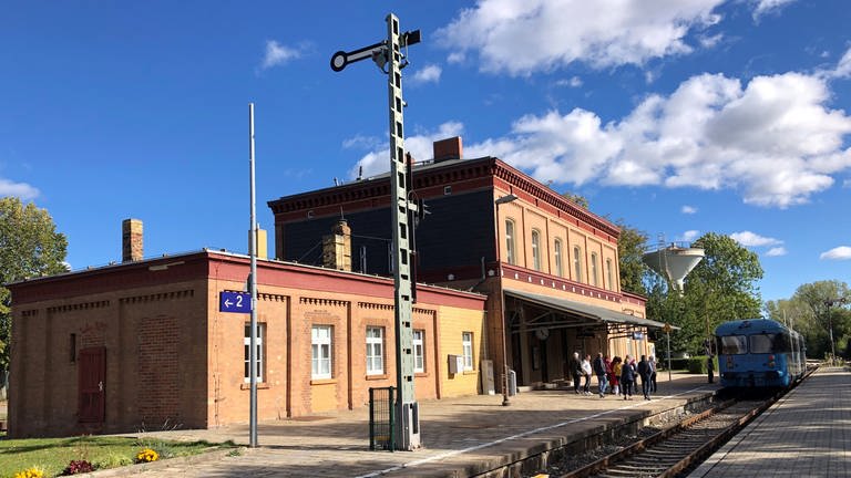 Der Verein der Mansfelder Bergwerksbahn hat das Bahnhofsgebäude von Klostermansfeld liebevoll mit Fördergeldern restauriert. 