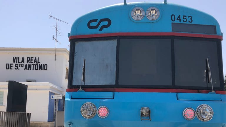 Blau wie das Meer sind die Züge an der Algarve. Dieseltriebwagen der CP-Baureihe 0450 fahren an der Südküste von Portugal. 