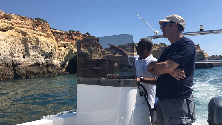 Gemeinsam mit Meeresbiologen unterwegs: vom Boot aus ist die Felsküste am besten zu überschauen.  