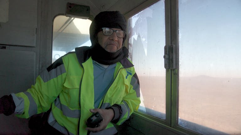 Zugführer Sidi fährt den Wüstenexpress durch die Sahara. 