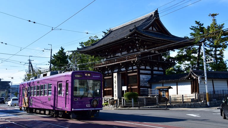 Nur noch eine Straßenbahnlinie gibt es in Kyoto. Das einst dichte Straßenbahnnetz wurde von einer U-Bahn abgelöst.