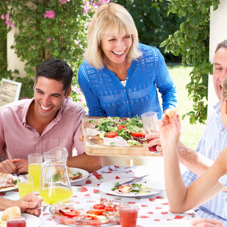 Feiernde Paare: Picknick und Gartenparty nachhaltig gestalten