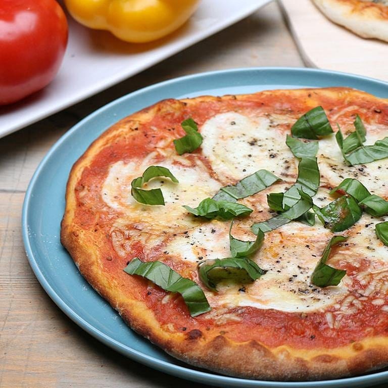 Hefeteig-Pizza mit Tomaten und Mozzarella