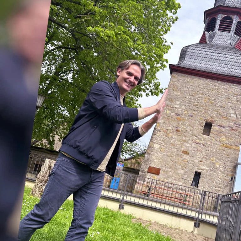 Marius am mittelalterlichen Wehrturm von Gau-Weinheim