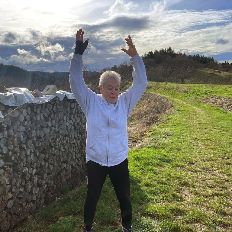 Die 85-jährige Christa Melloh macht Sport im Freien (Foto: SWR)
