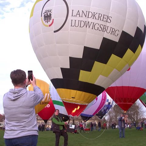 Ludwigsburg stellt Weltrekord mit 77 Mini-Heißluftballons auf (Foto: SWR)