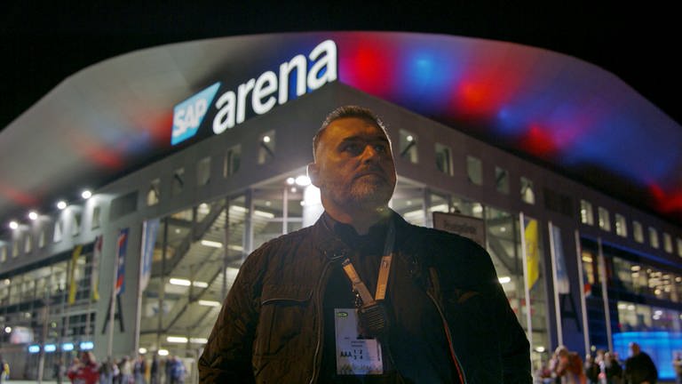 Sicherheitschef Zeljko Gojsic steht nach den Eishockey Playoffs der Adler Mannheim vor der SAP Arena in Mannheim