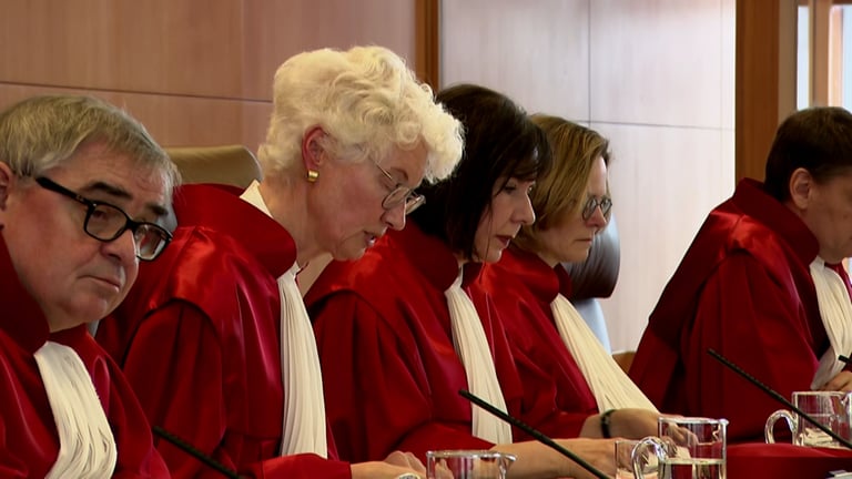 5 Richter im Richtersaal in roten Roben. (Foto: SWR)