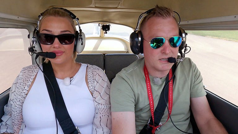 Stadt + Land = Liebe: Bianca und Christian sitzen in einem Flugzeug