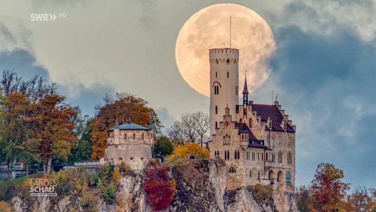 Eindrucksvolles Foto des Schlosses Lichtenstein mit dem Mond dahinter