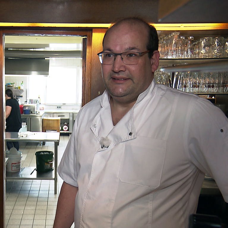 Wirt Frank Hauber ist seinem Restaurant. Er verlangt eine Strafgebühr, wenn man seinen Teller am Salatbüffel nicht leer isst.