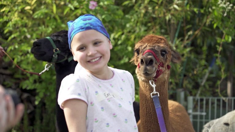 Krebskrankes Mädchen führt Alpaka