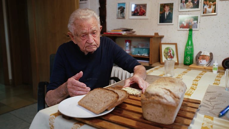 Bäckermeister Werner Kaiser backt auch noch mit 103 Jahren sein eigenes Brot.