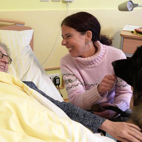 Christina Gann gemeinsam mit einer Hospiz-Bewohnerin. (Foto: SWR)
