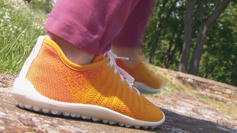 Barfuß-Schuh, Farbe Orange, Laufen, Detail beim Abrollen