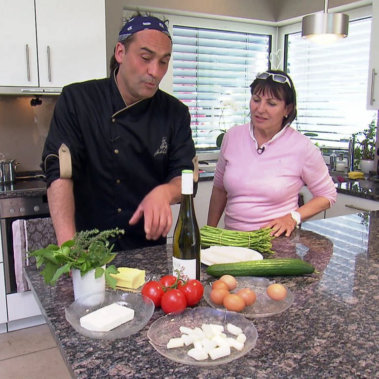 Markus Plein kocht mit Monika Reinig in ihrer Küche in Edenkoben.