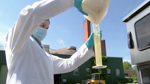 Wissenschaftliche Mitarbeiterin nimmt Wasserproben zur weiteren Konrolle im Labor (Symbolbild)