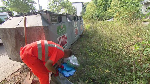 Stadtreinigung Kaiserslautern - Müll liegt auf der Straße an Altglas-Containern