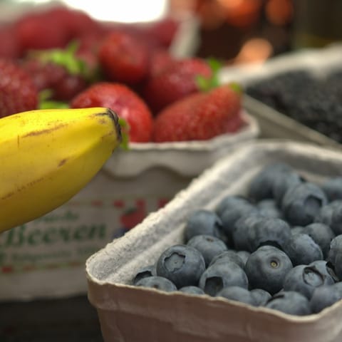 Fructose-Unverträglichkeit: Bild zeigt diverse Früchte wie Bananen und Heidelbeeren