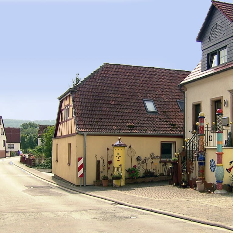 Die Hauptstraße in Dörnbach. 