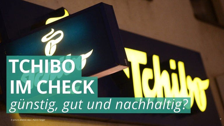 Tchibo-Logo leuchtet im Dunkeln.