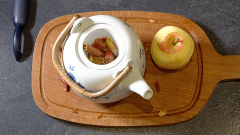 Selbstgemachter Tee aus Apfelschalen und Zimt.