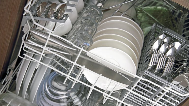Eine Spülmaschine voller Geschirr und Besteck: Wie keimbelastet sind Geschirrspüler?
