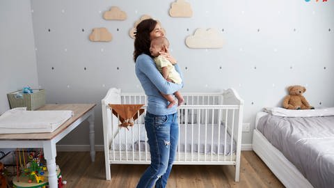 Mutter trägt schreiendes Baby durch Kinderzimmer: Lärmbelästigung - wann kann ich die Miete mindern