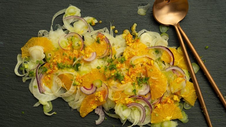 Salat aus Fenchel mit Orangen und Zwiebeln enthält gesunde Bitterstoffe