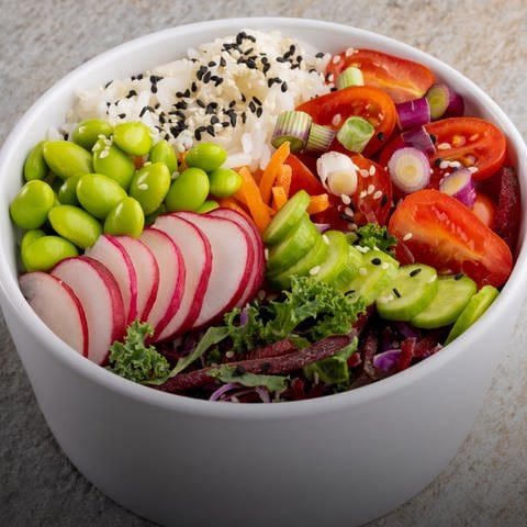 Gemüse-Bowl mit Edamame, Reis, Tomaten und anderem Gemüse. So viel Zucker steckt tatsächlich in To-Go-Bowls | Marktcheck SWR (Foto: Adobe Stock, vectorfusionart)