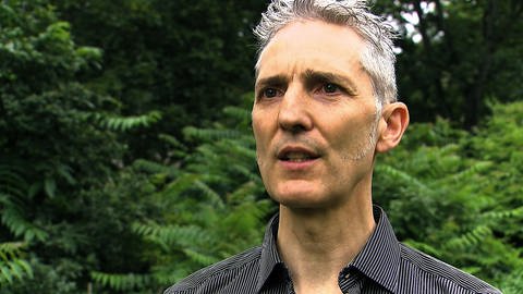 Mann spricht in die Kamera: Johannes Zahnen, Holzexperte von WWF, sieht Mängel bei der Transparenz der Holzbeschaffung bei Gardena.
