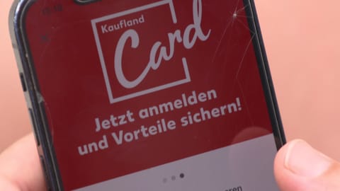 Ein Handy, das die Kaufland-App samt Kaufland Card geöffnet hat. Unter dem Logo von Kaufland steht: "Jetzt anmelden und Vorteile sichern"