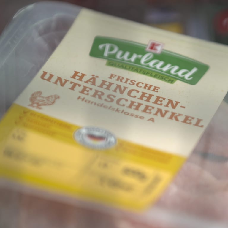 Eine Packung Hähnchen-Unterschenkel der Kaufland-Eigenmarke K-Purland. 