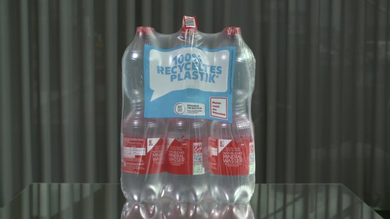 Wasserflaschen aus Plastik von Kaufland. Die Verpackung besteht zu 100 Prozent aus recyceltem Plastik.