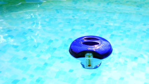 Ein sogenannter Schwimmer gibt kontinuierlich Chlor ins Wasser ab.