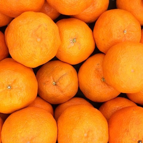 Eine Menge Orangen; Orangenschalen, Putzen mit Orangenschalen